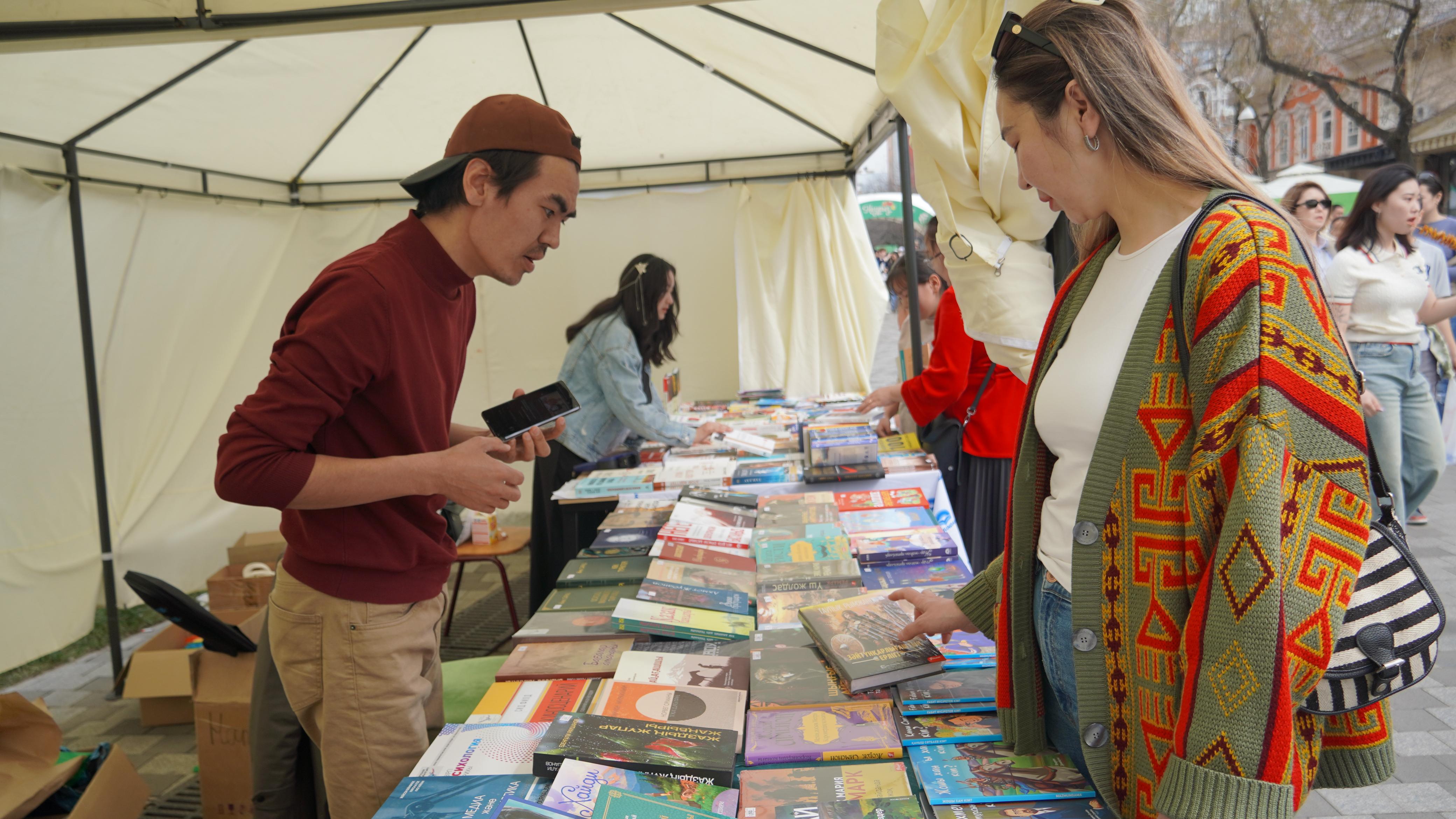 На алматинской книжной ярмарке представили новинки