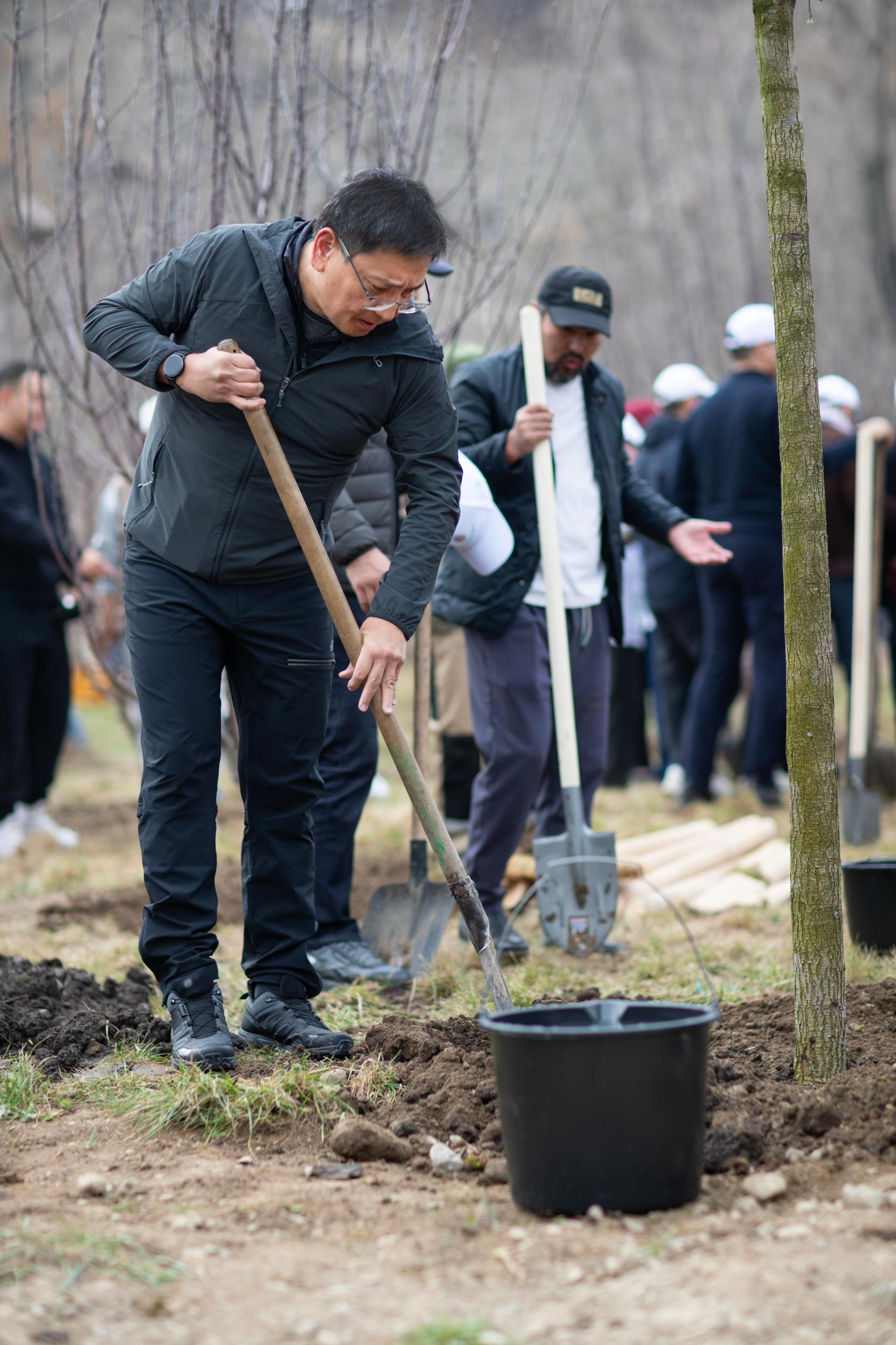 Аким города Ерболат Досаев принял участие в масштабной экоакции «Almaty clean & green»