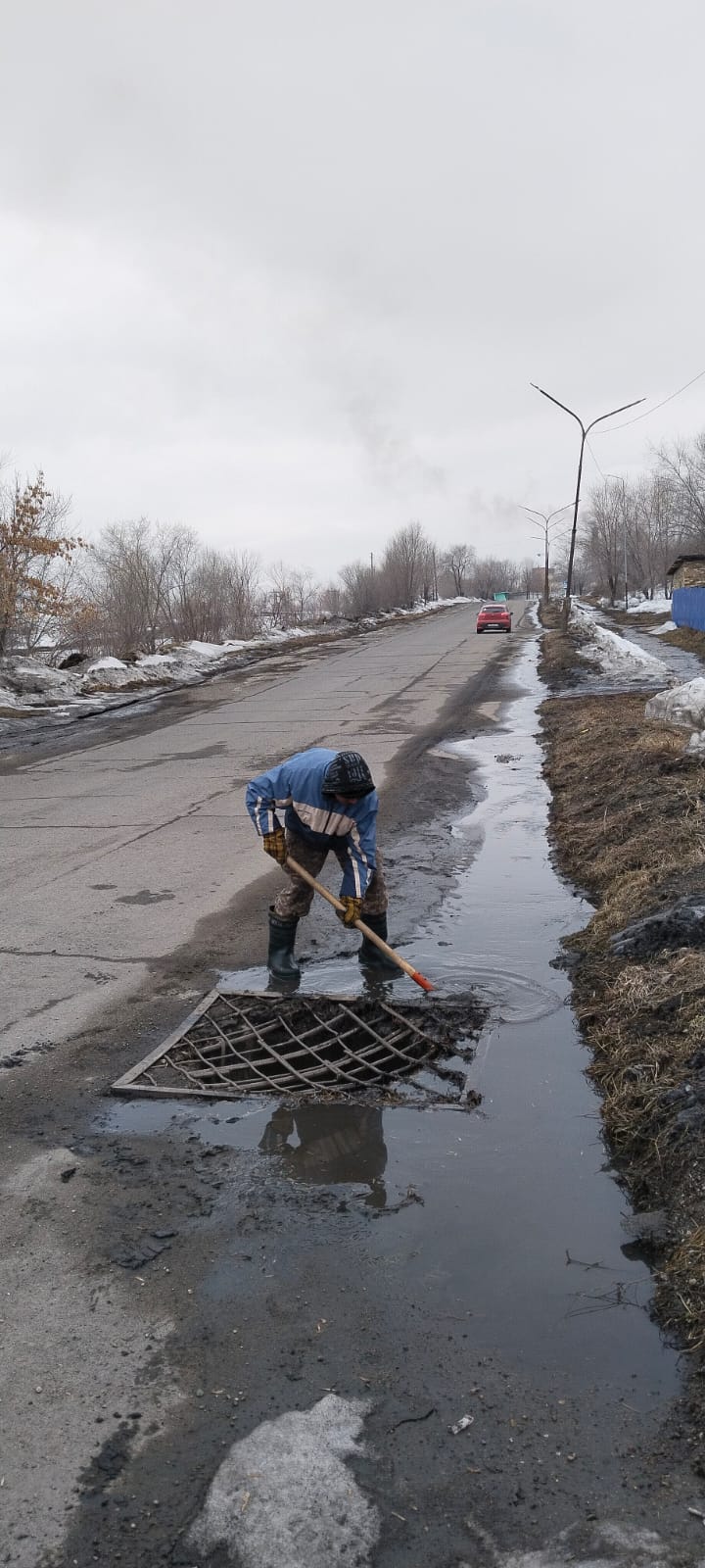 Серебрянск қаласында «Таза Қазақстан» республикалық экологиялық акциясы аясында нөсер арналары тазартылуда.