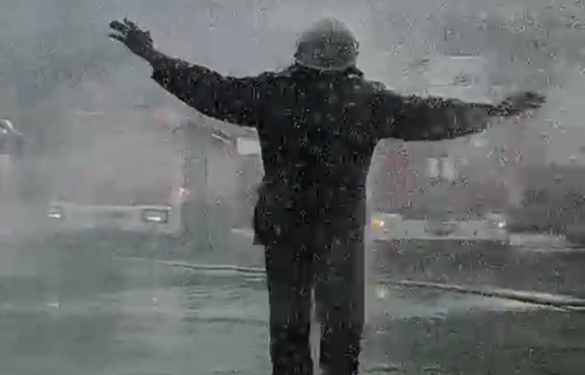 Дәстүр бойынша су шашылды