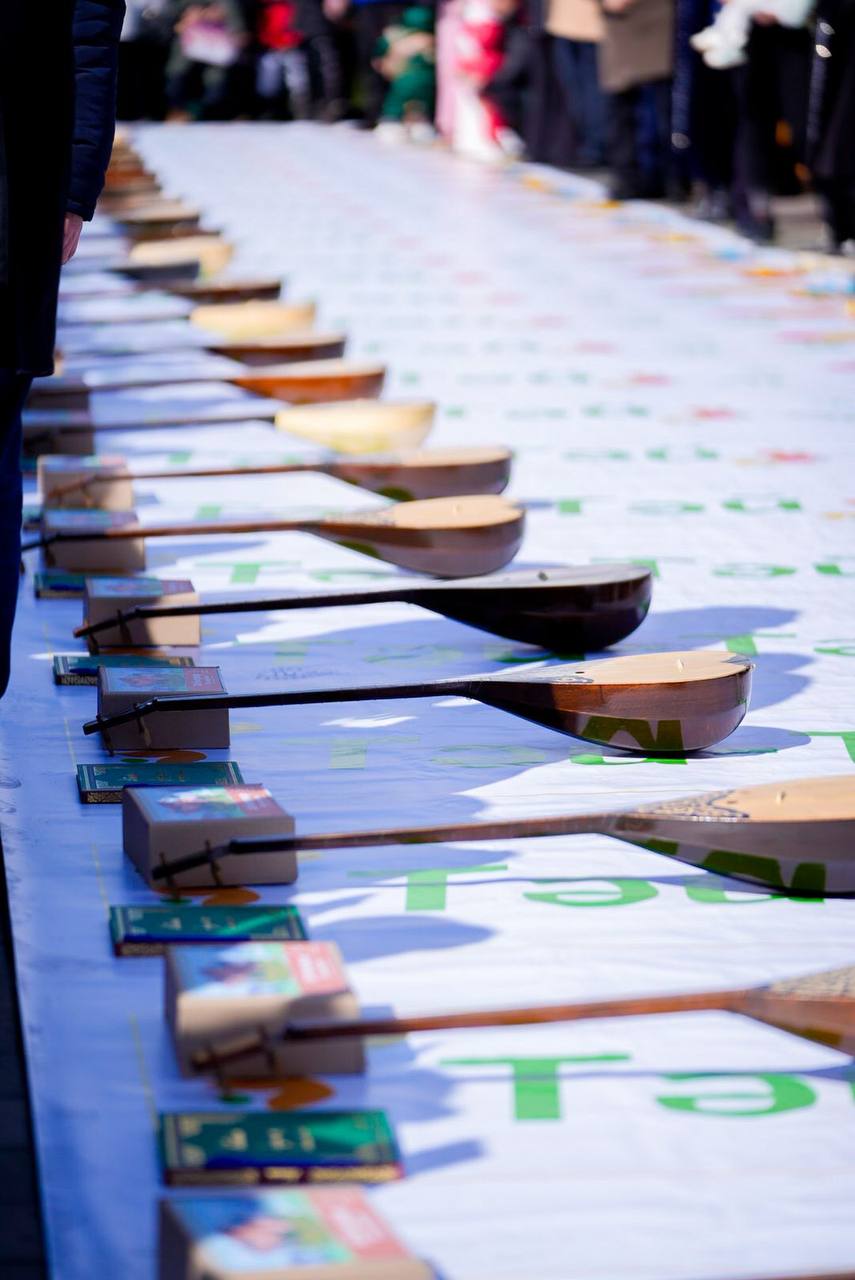 Орталық алаңда 40 баланың тұсауы кесілді