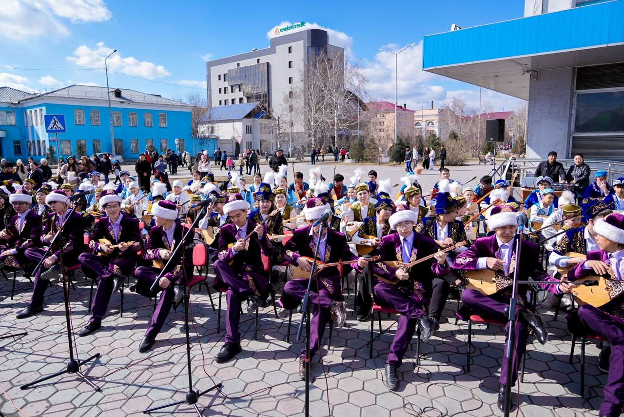 100 жас домбырашы бір мезетте күй шертті