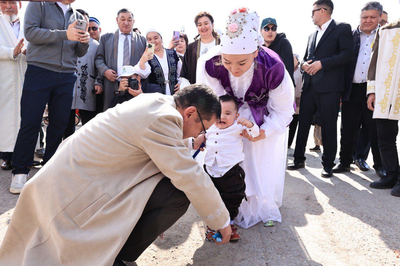 🔰 Жуалыда 100 бүлдіршіннің тұсауы кесілді!