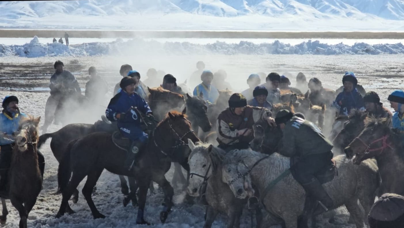 Австриядан келген туристер Наурызнаманың Ынтымақ күніне орай, Үлкен Нарын ауданында өтіп жатқан Ұлттық ат спорты Көкпар жарысының қонағы болды.