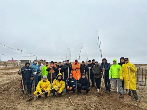 Аудан басшысы, ауыл тұрғындарымен ағаш отырғызу науқанына қатысты