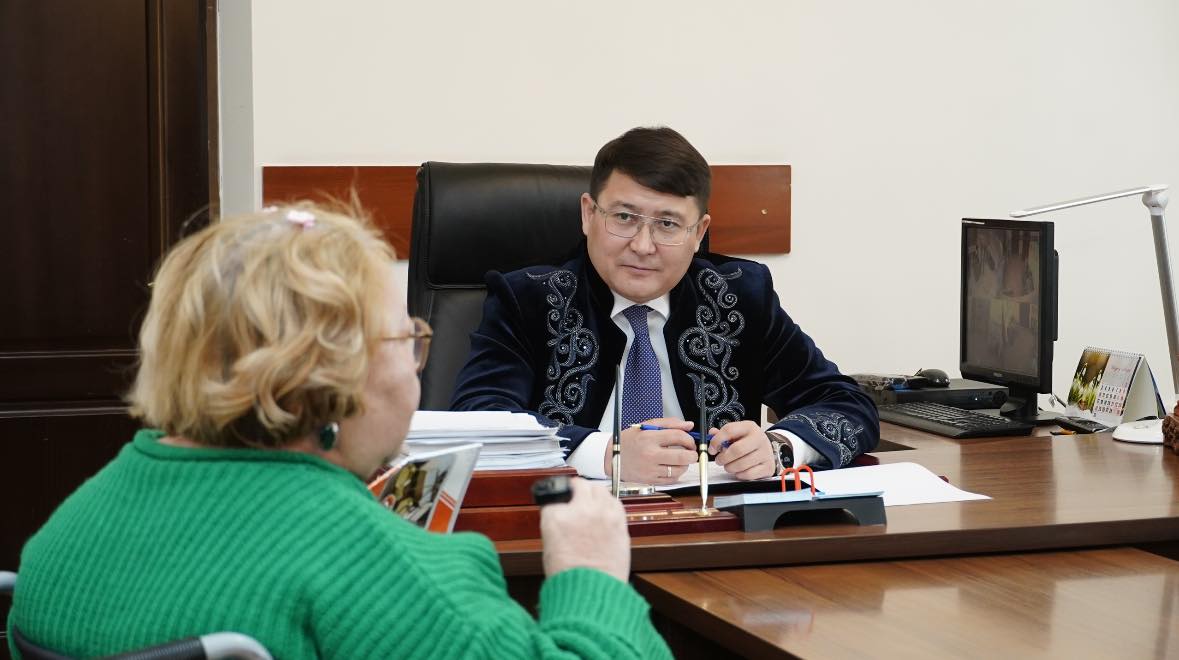АУДАН ӘКІМІ ТҰРҒЫНДАРДЫ ЖЕКЕ МӘСЕЛЕЛЕРІ БОЙЫНША ҚАБЫЛДАДЫ.