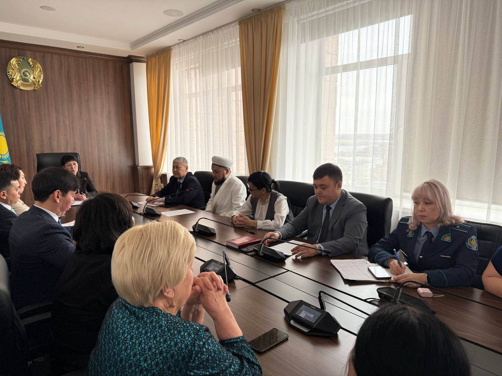 әйелдер істері және отбасылық-демографиялық саясат жөніндегі облыстық комиссия отырысына қатысты