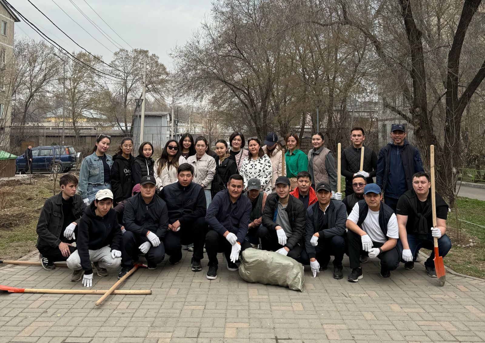В рамках экологической акции "Almaty Clean&Green" сотрудники КГУ «Управление по делам религий города Алматы» и подведомственная организация КГУ «Центр изучения проблем религий» приняли участие в посадке деревьев. Это мероприятие направлено на улучшение экологической ситуации в нашем городе, и каждый шаг важен для сохранения природы и поддержания чистоты Алматы.