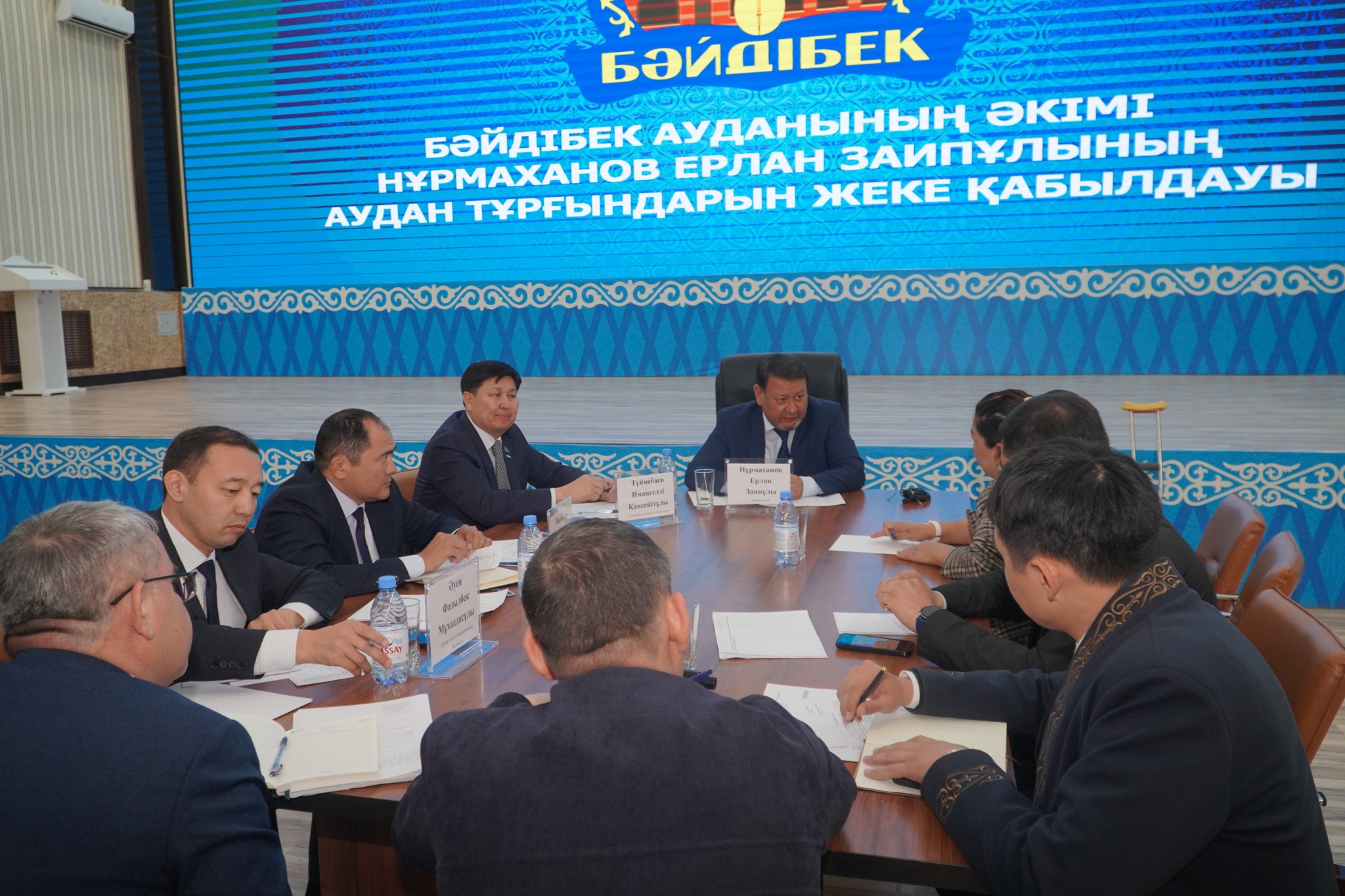 БӘЙДІБЕК: АУДАН ӘКІМІ ЕРЛАН НҰРМАХАНОВ ТҰРҒЫНДАРМЕН ҚОҒАМДЫҚ ҚАБЫЛДАУ ӨТКІЗДІ