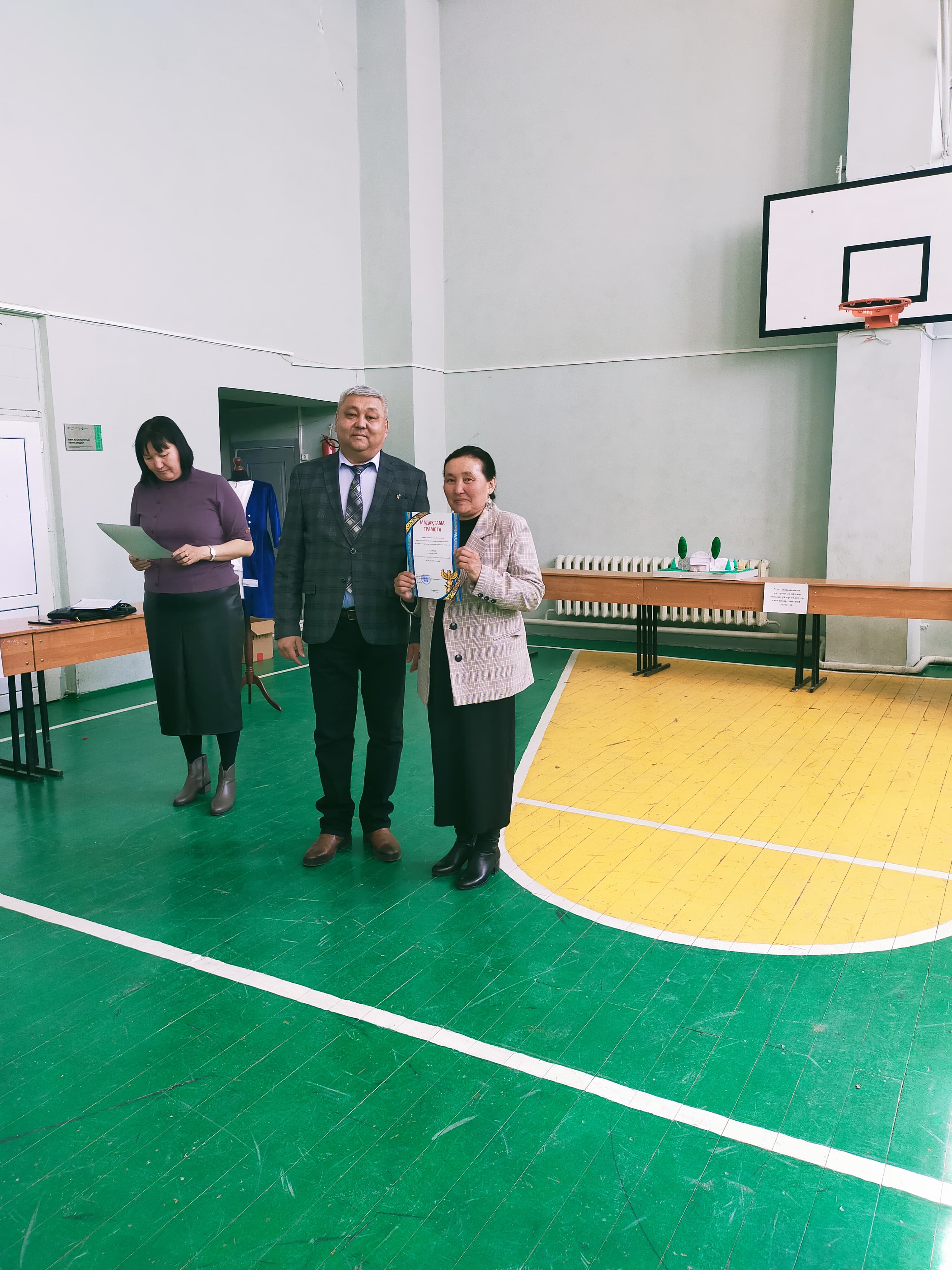 "Алтын қазына" көркем және сәндік - қолданбалы өнер.