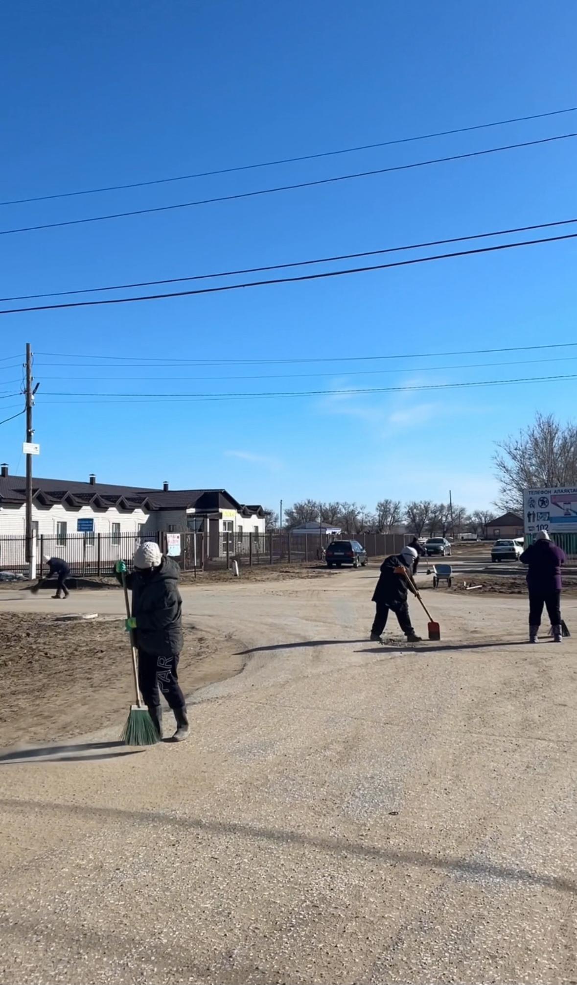 Екі айлық сенбіліктер аясында бүгін Есет батыр ауылында “Таза бейсенбі” акциясы өтті.