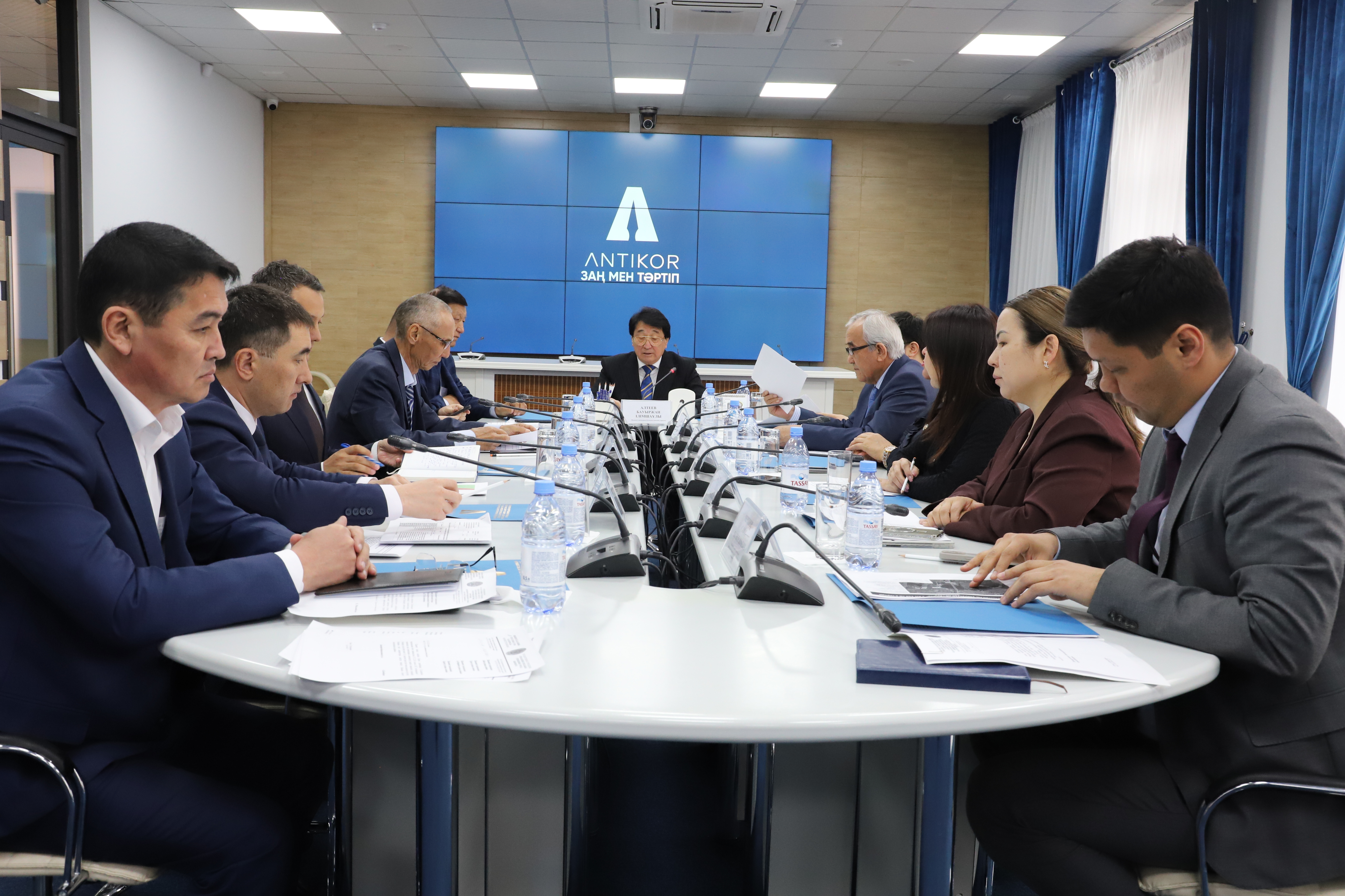 Комиссия отырысында қаланың проблемалық объектілері мен жер қатынастары, көлік салаларындағы сыбайлас жемқорлық тәуекелдері талқыланды