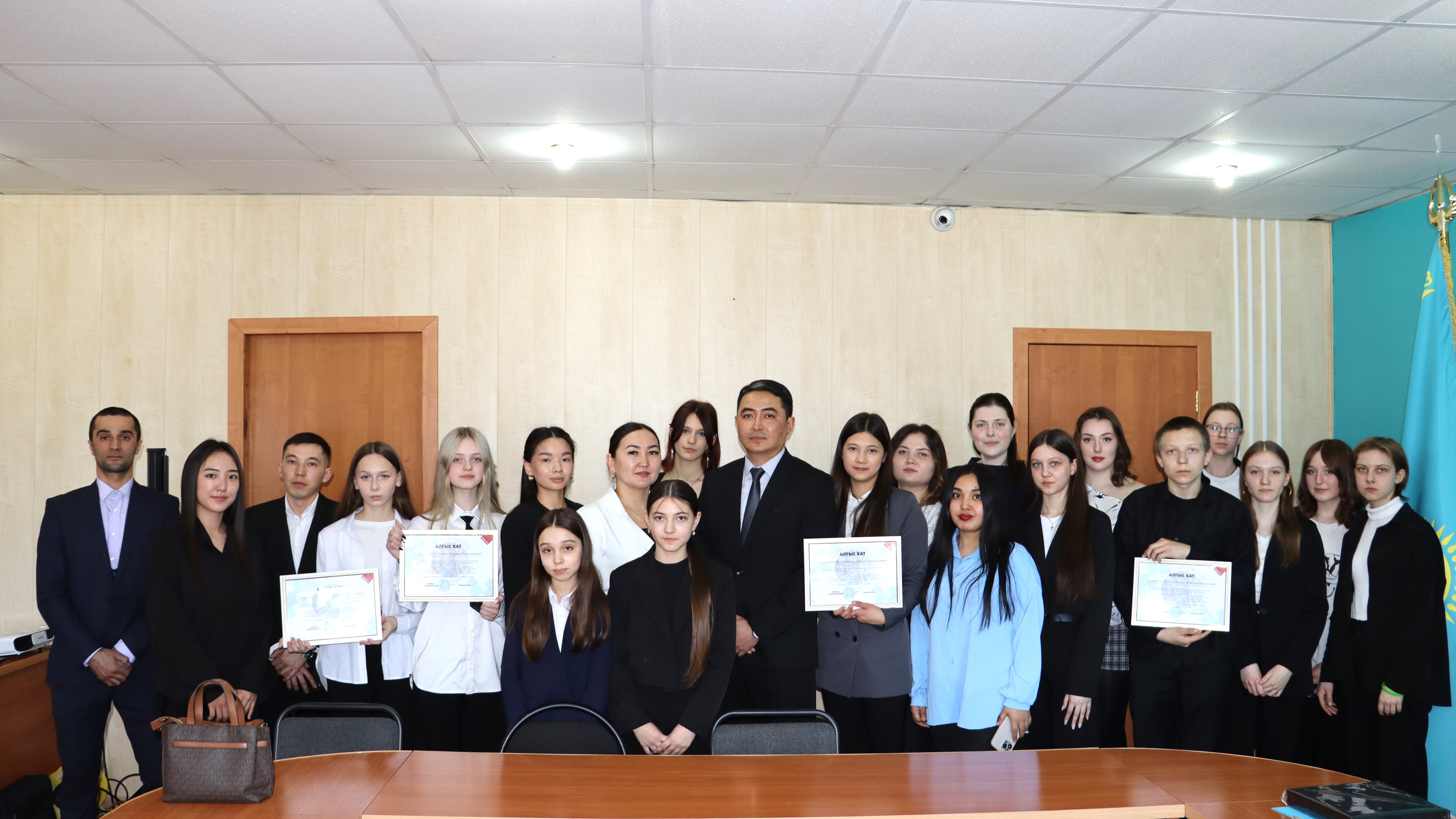 Ауданның еріктілерімен және белсенді жастарымен кездесу