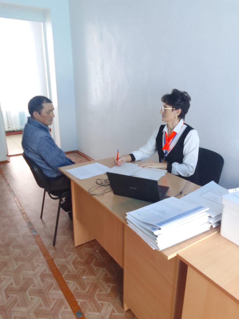 Майбалық ауылдық округінің ассистенті күнделікті консультациялар жүргізіп, атаулы әлеуметтік көмек алуға өтініштер қабылдау және үйді аралау жұмыстарын жүргізеді.