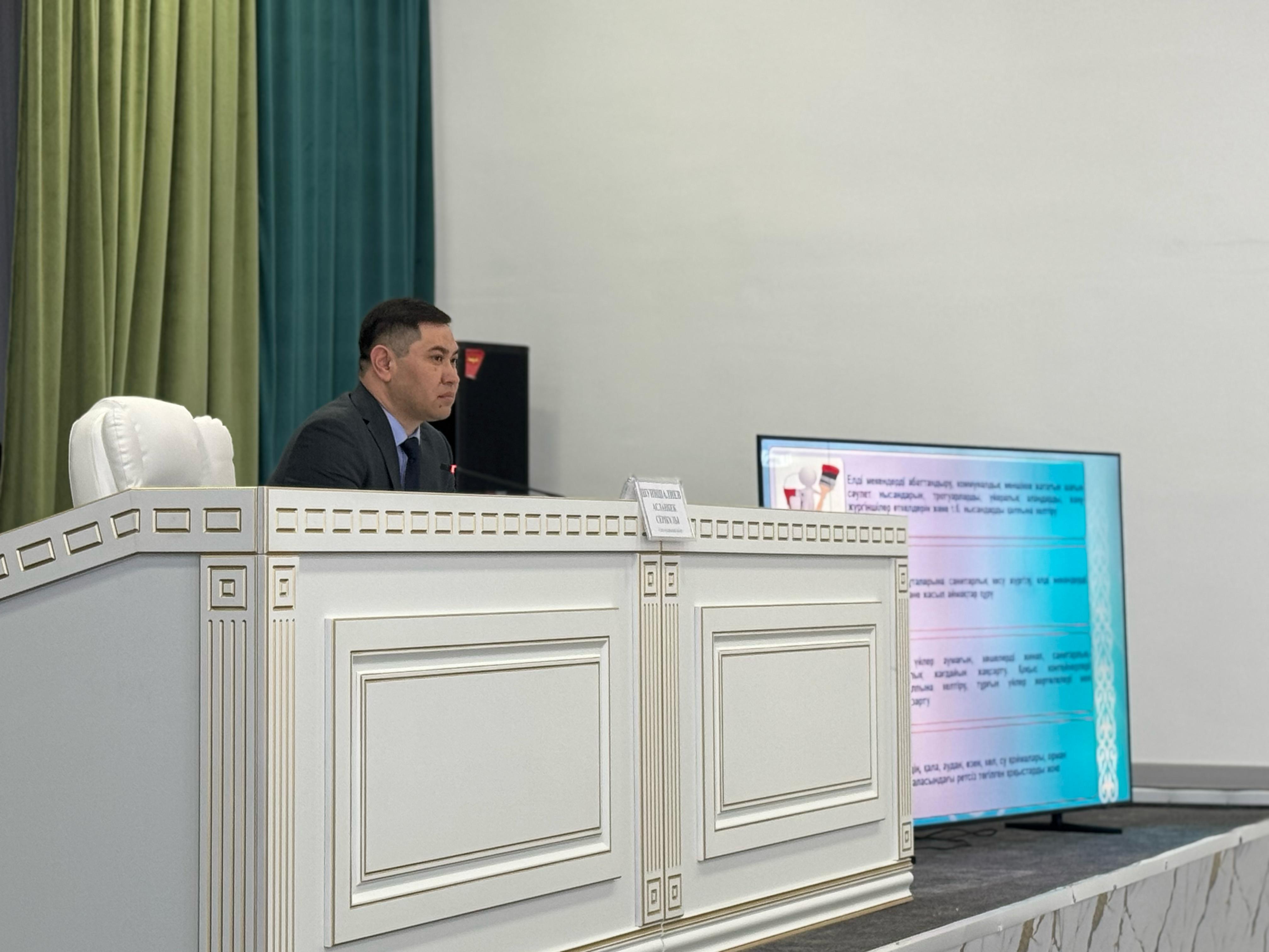 Бүгін аудан әкімі Асланбек Шүйіншәлиевтің төрағалығымен аудан әкімдігінің ғимаратында сенбілік жұмыстарына қатысты жиын өткізілді.