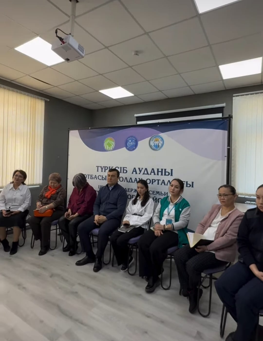 Отбасын қолдау орталығындағы көпбалалы аналармен кездесу