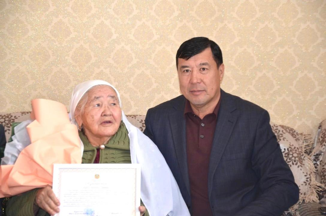 АУДАН ӘКІМІ АРДАҚТЫ АНАЛАРДЫ МЕРЕКЕМЕН ҚҰТТЫҚТАДЫ