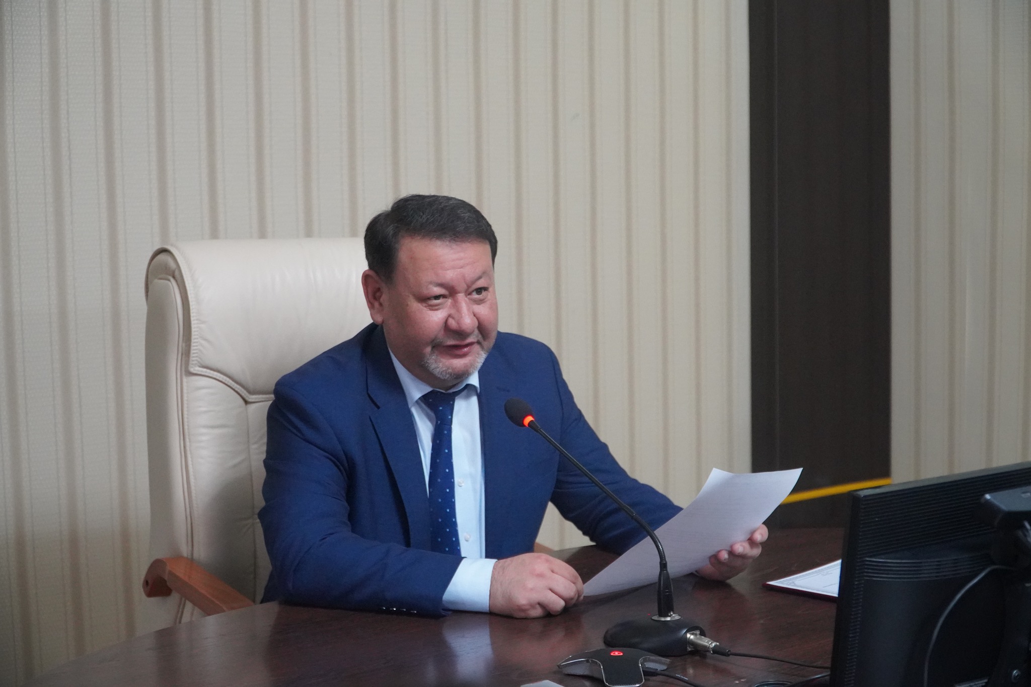 БӘЙДІБЕК: АУДАН ӘКІМІ МЕМЛЕКЕТТІК ҚЫЗМЕТШІЛЕРДІ ЖЕҢІСІМЕН ҚҰТТЫҚТАДЫ