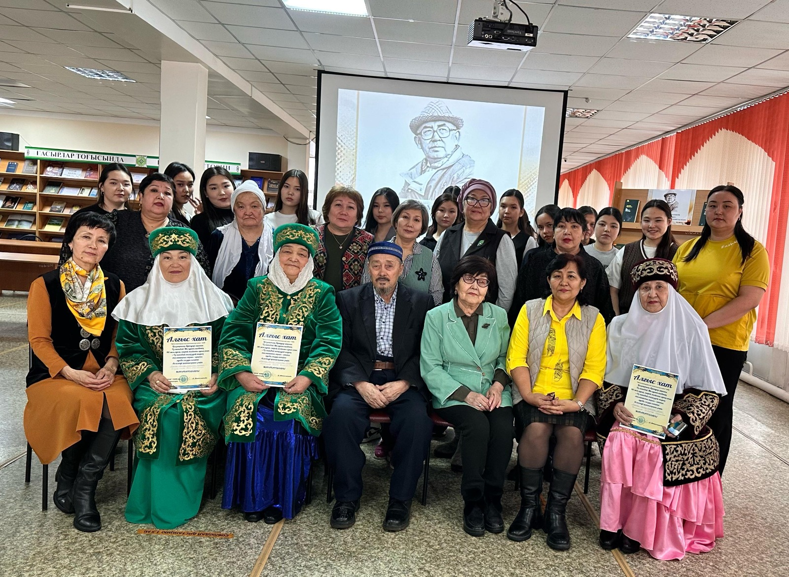 Кремді раушандары бар торт Порно мультфильмдер жинағы қараңыз