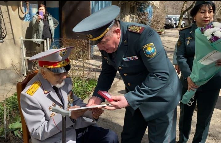В Алматы гвардейцы почтили 101-летнего ветерана войны