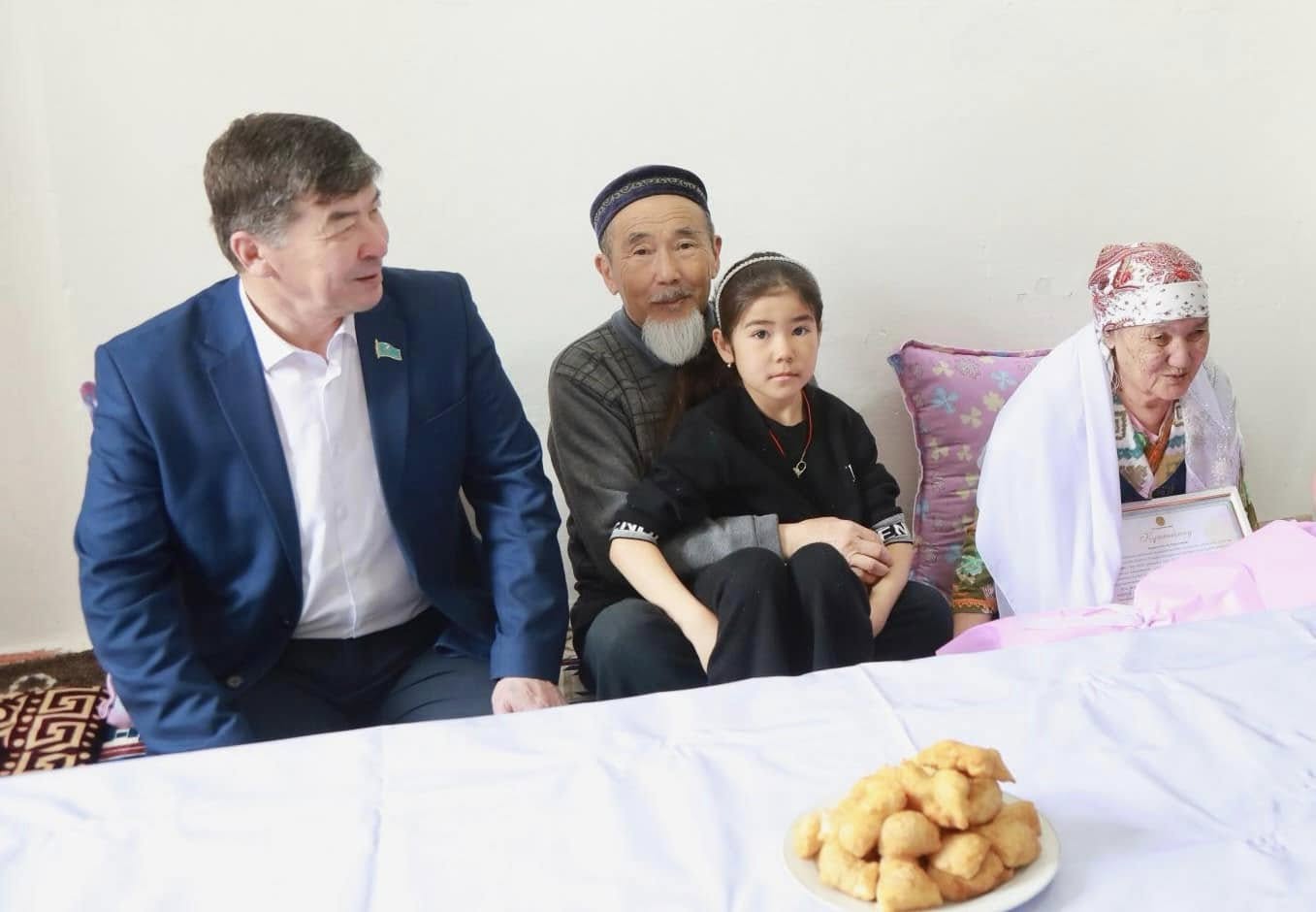 Аудан әкімі қарт аналарды мерекемен құттықтады