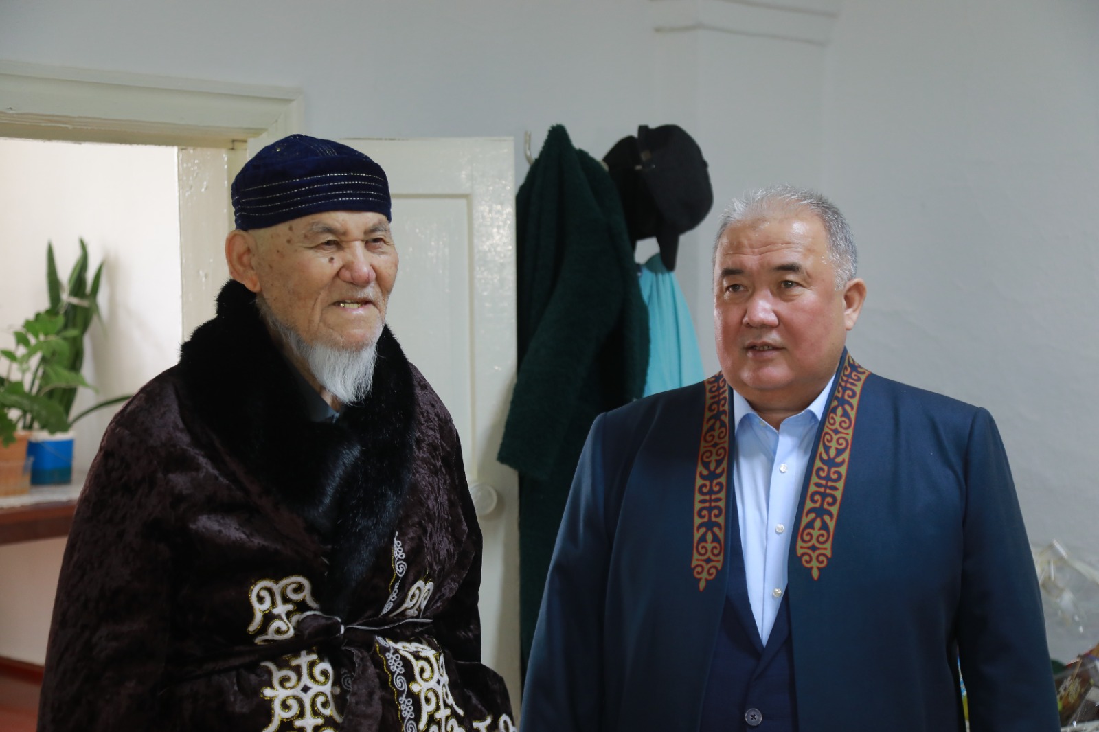 Абыз ақсақалды мерекемен құттықтады