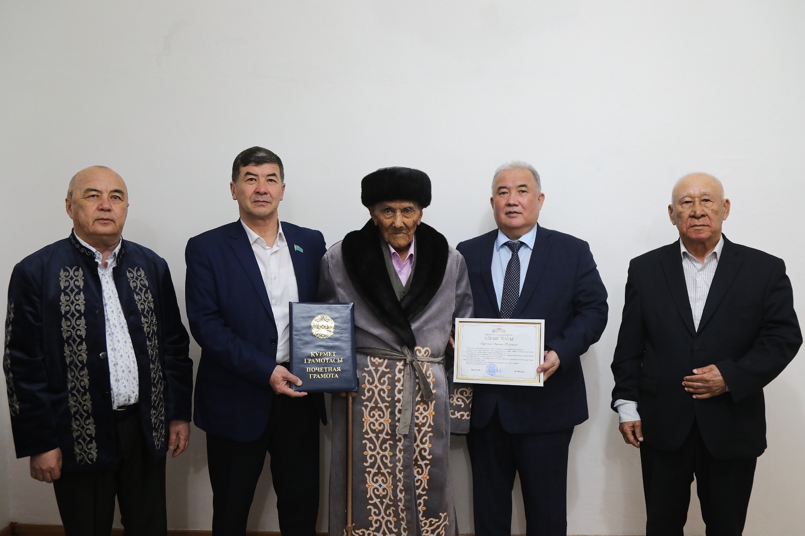 Аудан әкімі 100 жастағы Баймырза ақсақалдың шаңырағында болды