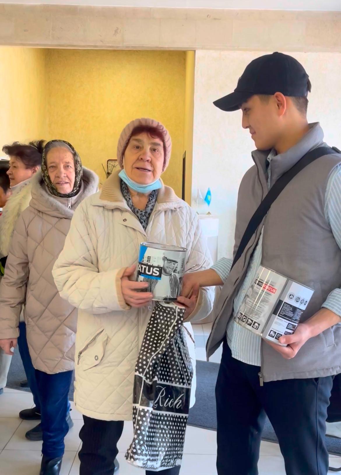Аппарат Ауэзовского района предоставил жителям краску для благоустройства