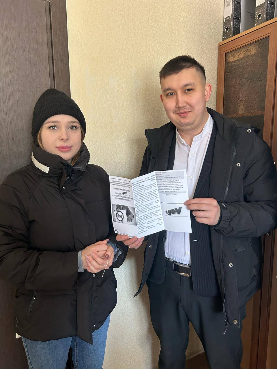 Әкім аппаратының маманы брошюралар таратылды