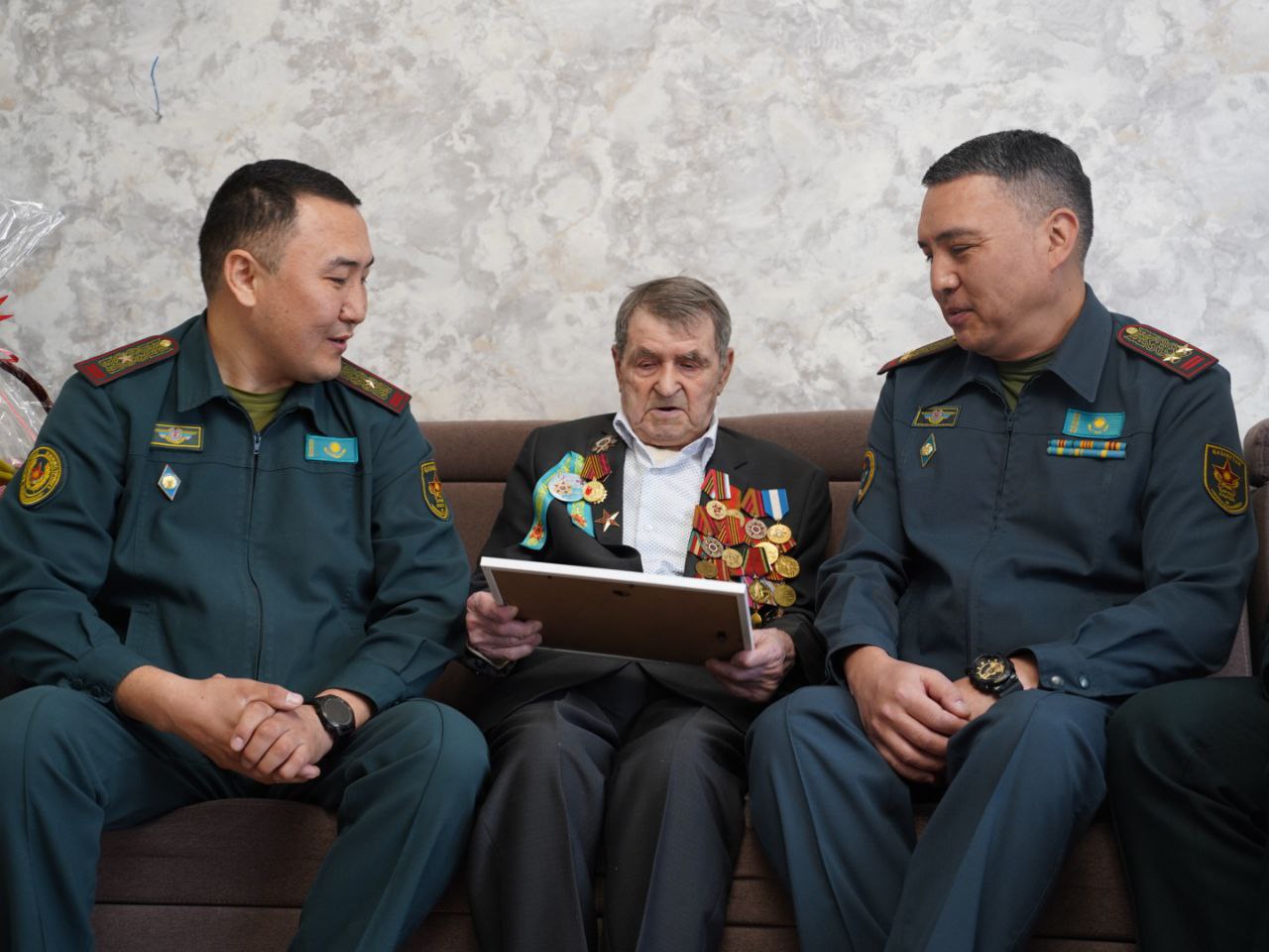 Алматыда әскери қызметшілер соғыс ардагері Василий Зинченконы құттықтады