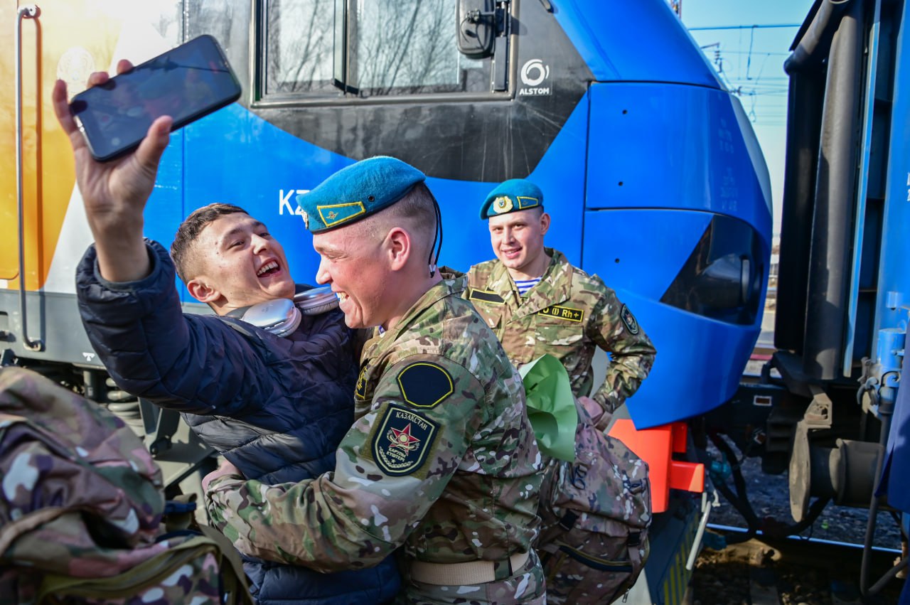 Десантшылар үйіне оралды: Астанада запасқа шыққан әскерилерді қарсы алды