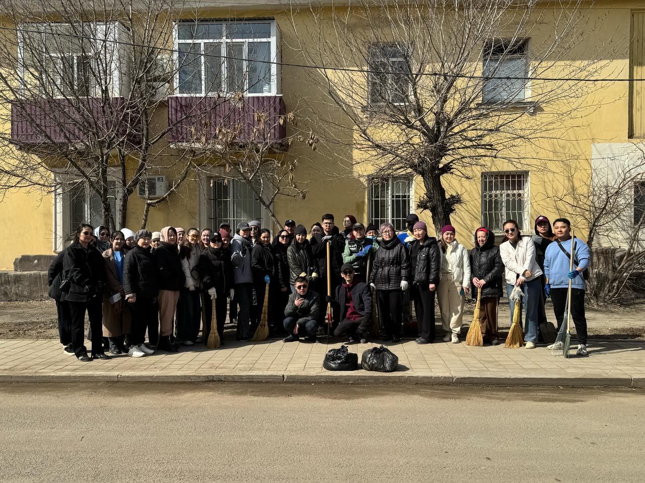 В рамках республиканской экологической акции «Таза Қазақстан» Управление координации занятости и социальных программ области Ұлытау приняло участие в общобластном субботнике