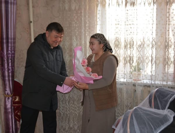 ТҮРКІСТАН: ШАРДАРАДА АУДАН ӘКІМІ ҮШЕМ ТУҒАН АНАНЫ ҚҰТТЫҚТАДЫ