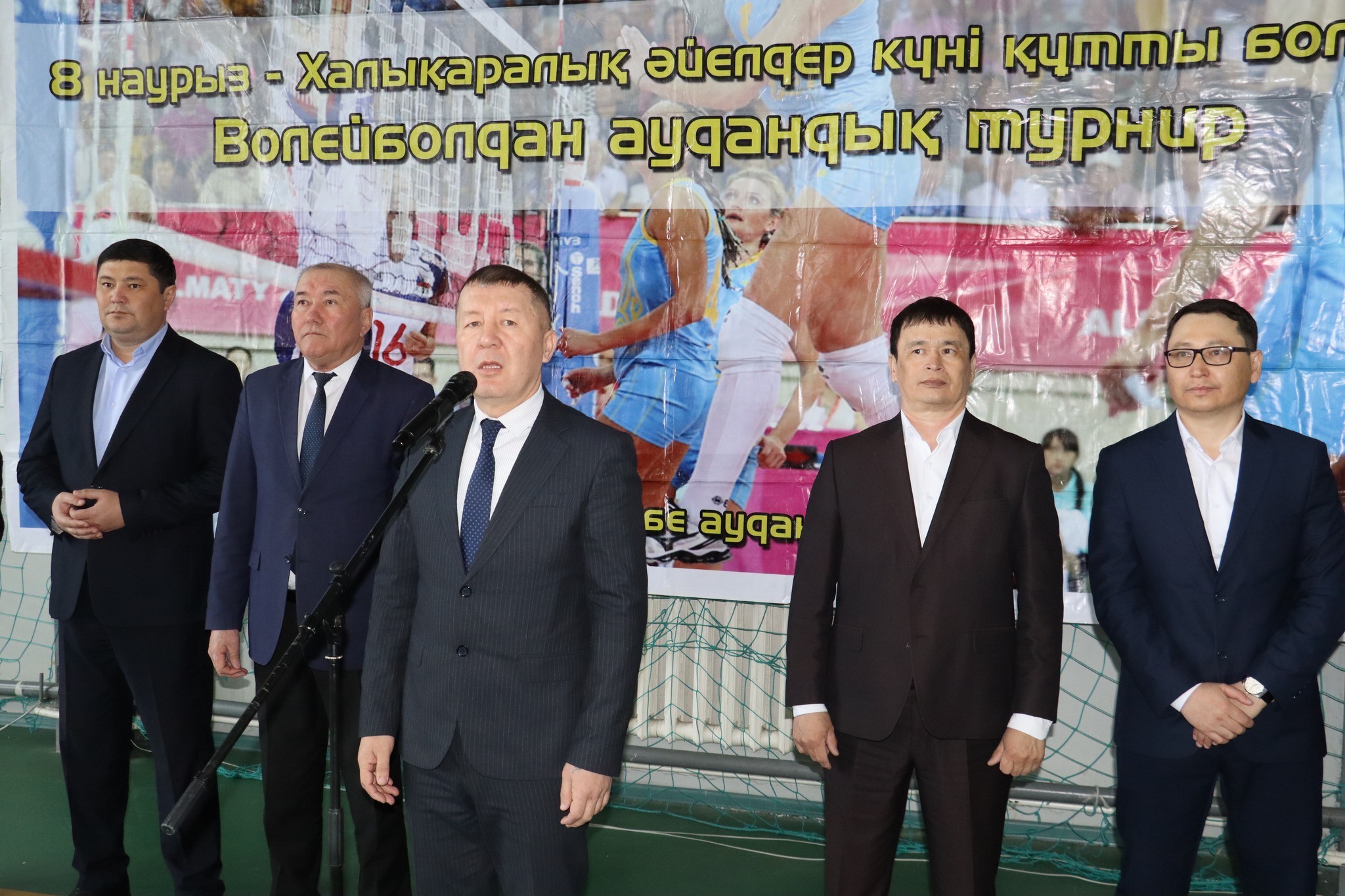 Бүгін аудан орталығындағы денешынықтыру-сауықтыру кешенінде 8 наурыз – Халықаралық әйелдер күні мерекесіне орай қыз-келіншектер арасында волейбол, бес асық, мылтық атудан мекемеаралық жарыстың ашылу салтанаты өтті.