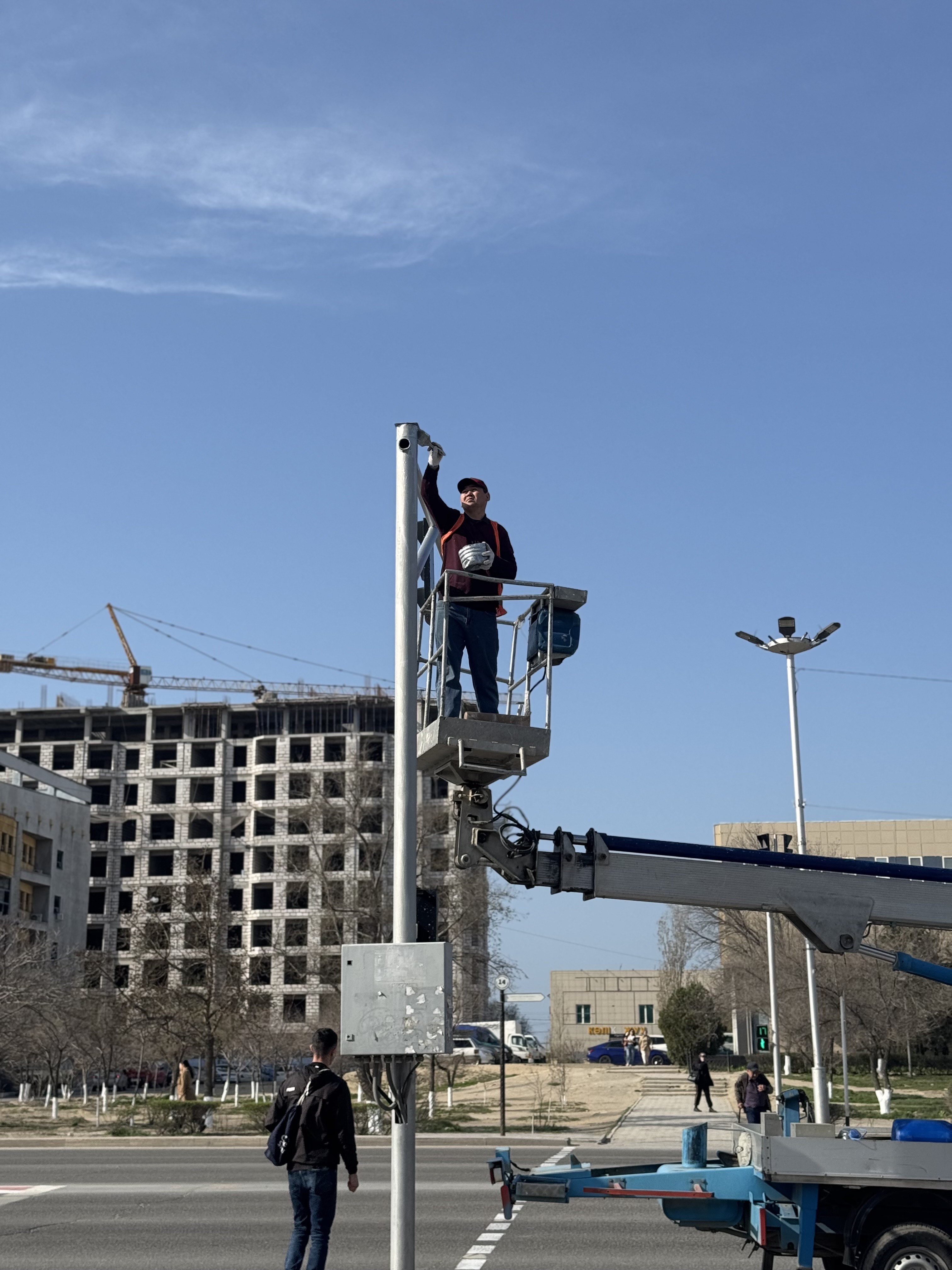 Ақтауда бағдаршам тіректерін жуу және бояу жұмыстары жүргізілуде