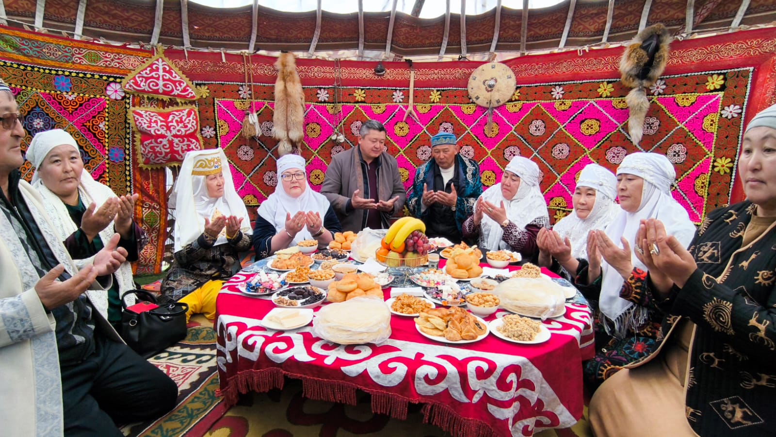 Аудан орталығы Қасым Қайсенов кентінде аудандық Ұлттық салт-дәстүрлер мен ойындар фестивалі өтті.