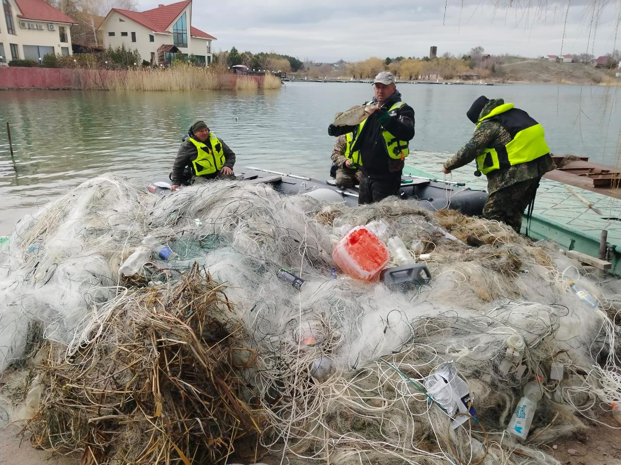 На Капшагайском водохранилище снято 20 км незаконно установленных сетей