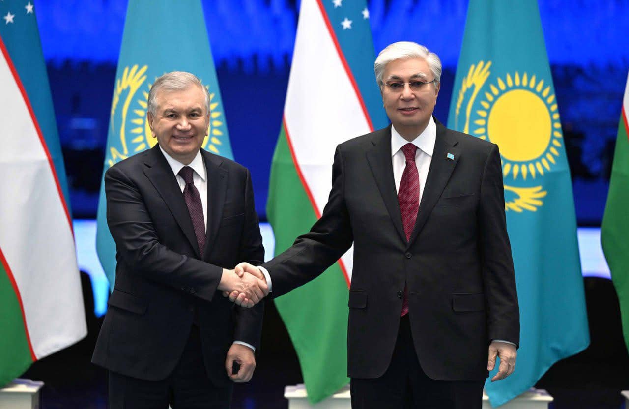 Қасым-Жомарт Тоқаев пен Шавкат Мирзиёев бейресми кездесу өткізді