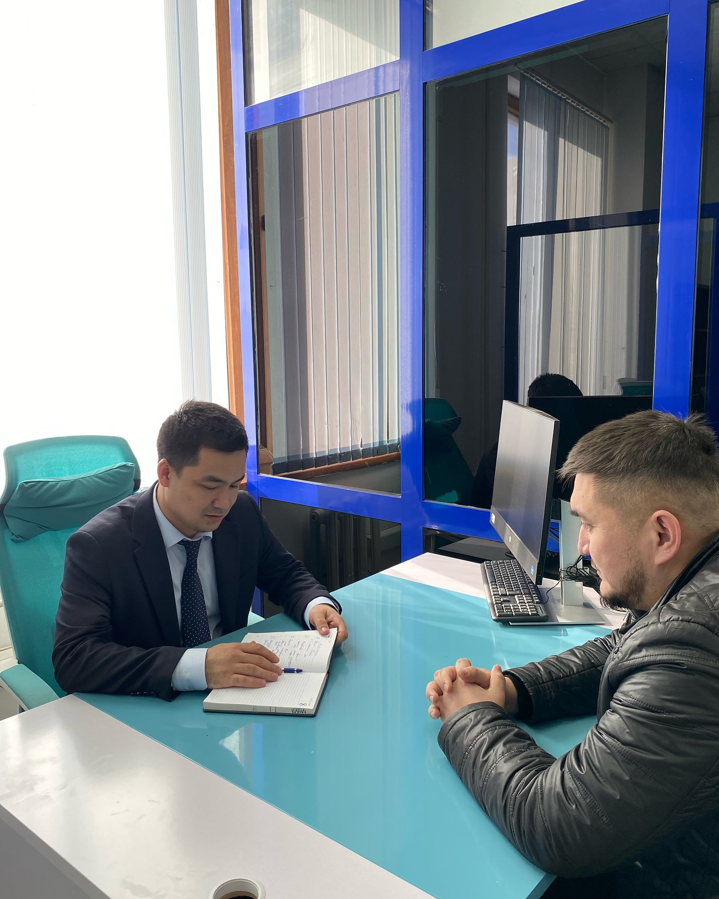 Бүгін Қызылорда облысының мемлекеттік сәулет-құрылыс бақылауы басқармасының  мемлекеттік қызметтер көрсету бөлімінің басшысы Оналбаев Бахытжан Әбілұлы  қала тұрғынына лицензия алу мәселелері бойынша түсіндірме жұмыстарын жүргізді.