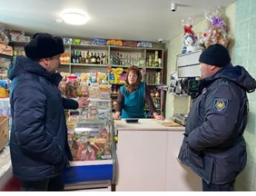 дүкен иелерімен белгіленген уақытта алкоголь өнімдерін сату, сондай-ақ алкоголь және темекі өнімдерін сату