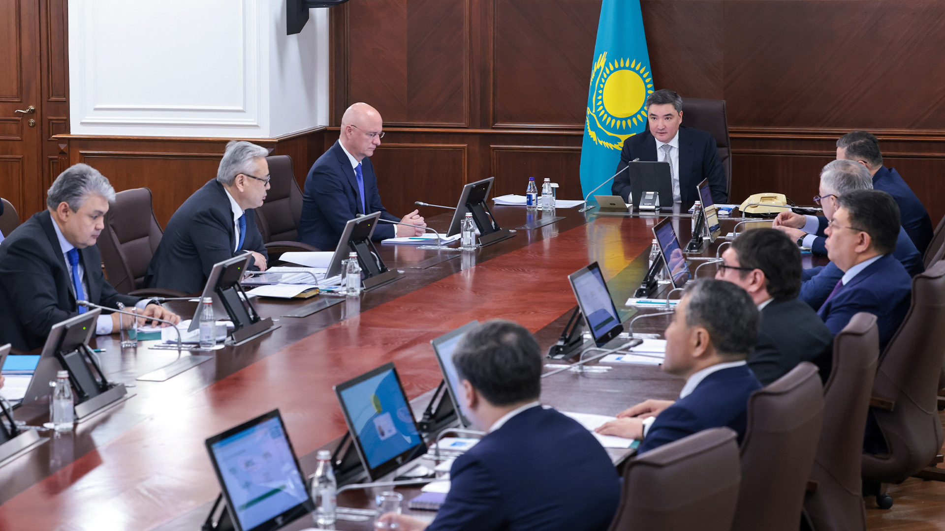 Үкіметте экономиканың нақты секторын қаржыландыру мәселесі қаралды. Премьер-министр инвесторларға барынша қолдау көрсетуді және экономиканы дамытуға банктерді тартуды тапсырды