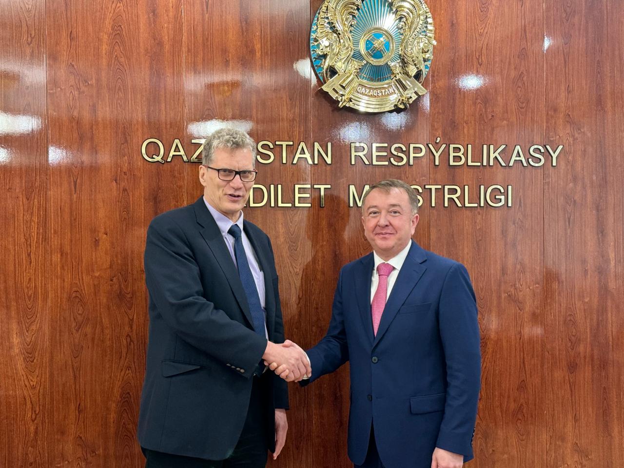 Әділет министрі Ерлан Сәрсембаев Еуропа мен Орталық Азиядағы Жаһандық басқару практикасының жетекшісі Адриан Фоззардпен кездесті