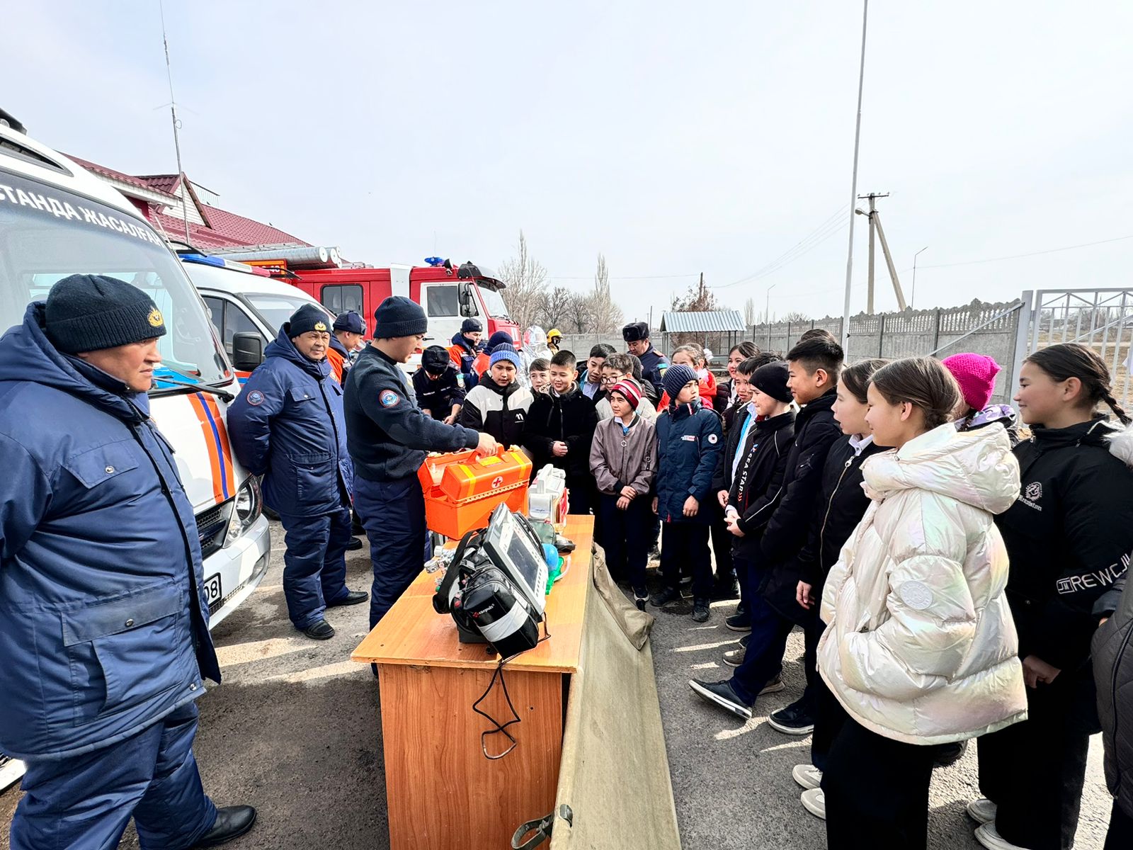ТЖМ бөлімшелеріндегі ашық есік күні: қауіпсіздік ережелерін үйрету