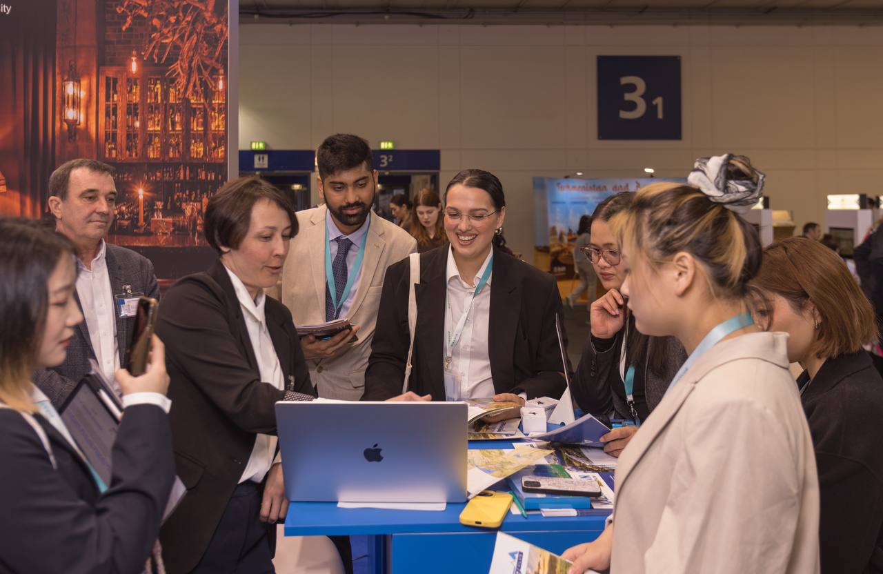 Ұлттық тағамдар, асық ату және іскерлік кездесулер: ITB Berlin 2025 көрмесінің екінші күні