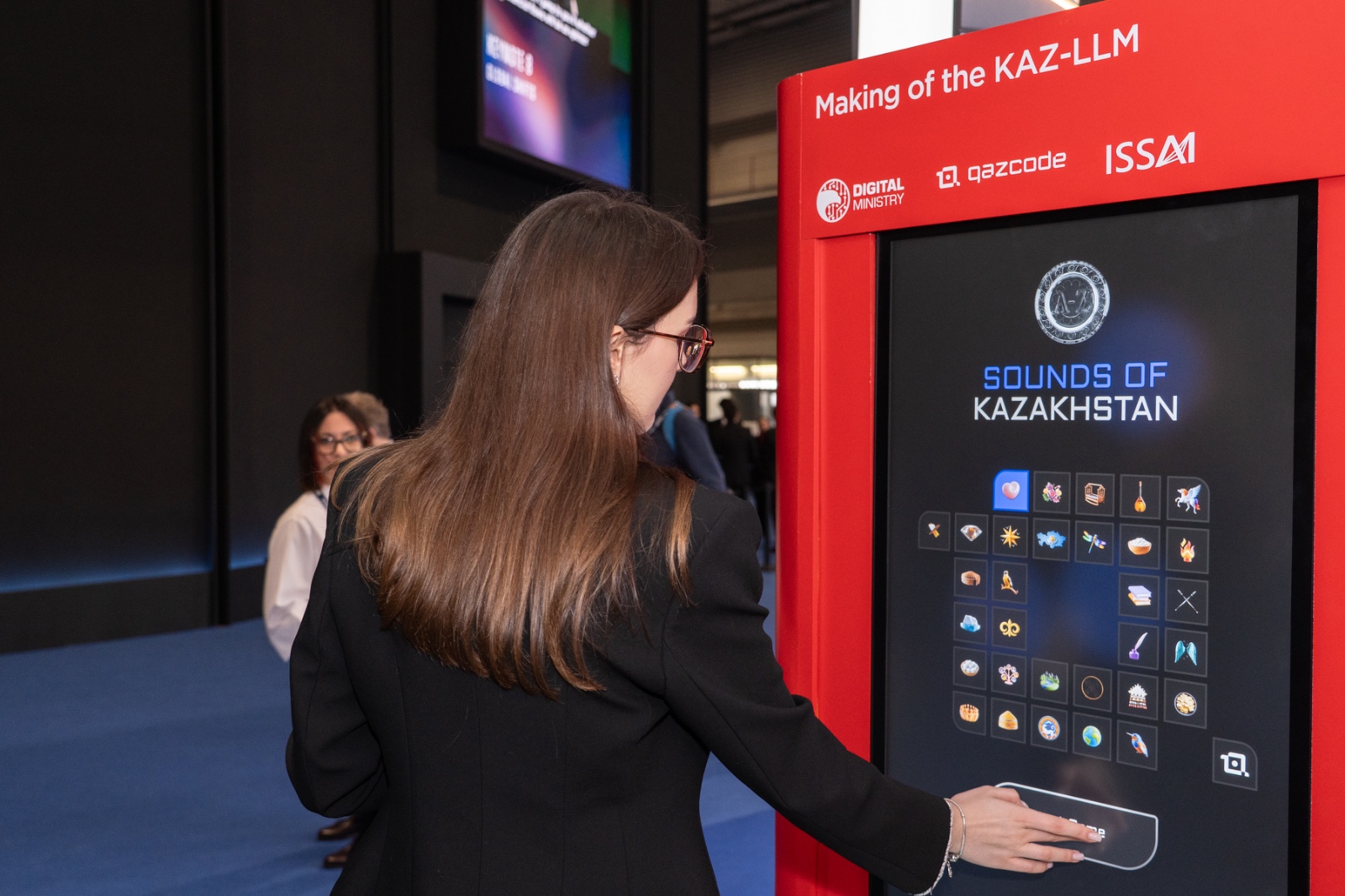 Казахский KazLLM презентовали в Барселоне на MWC 2025