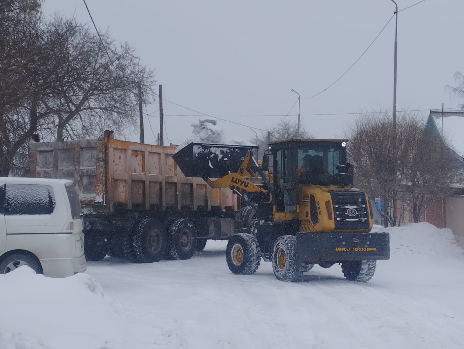 Работа по вывозу снега