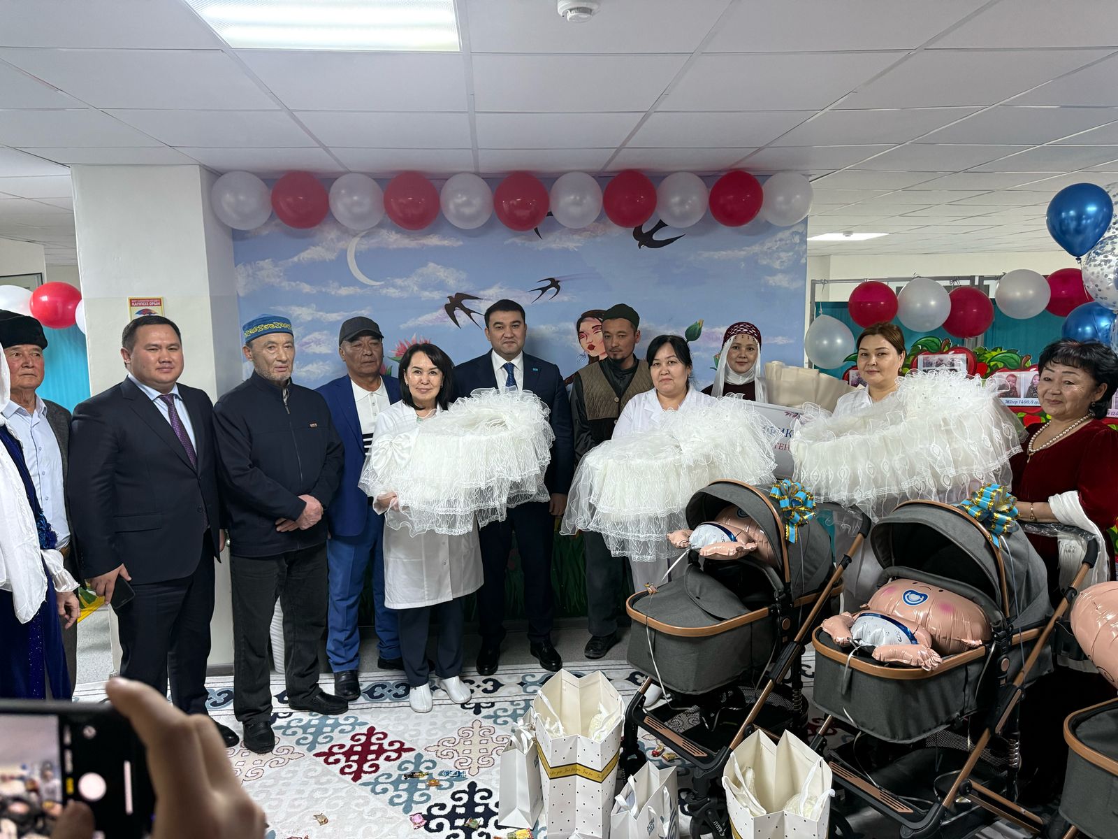 ТҮРКІСТАН ОБЛЫСЫНЫҢ ӘКІМІ ҮШЕМДІ ДҮНИЕГЕ ӘКЕЛГЕН БАТЫР АНАҒА ҚҰРМЕТ КӨРСЕТТІ