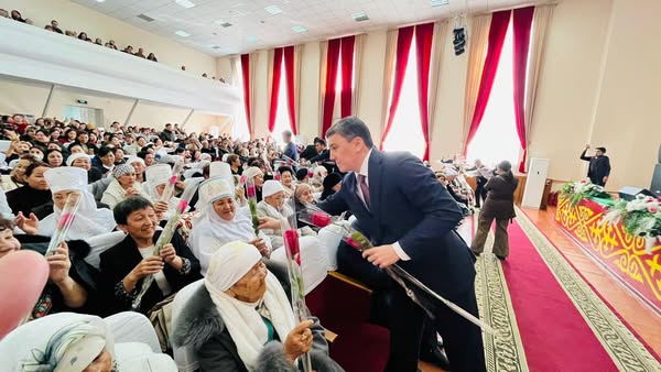 ТҮРКІСТАН: ТҮЛКІБАСТА АЛТЫН ҚҰРСАҚТЫ АНАЛАР АРДАҚТАЛДЫ
