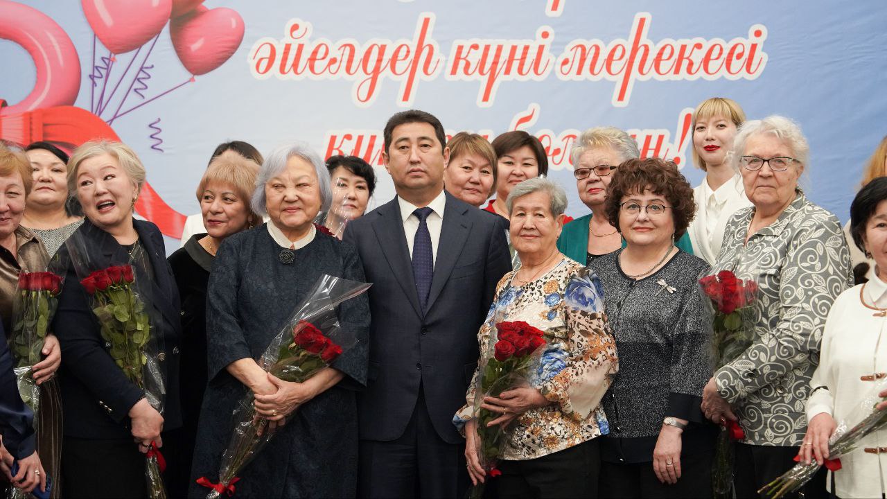 Айдарбек Сапаров әйелдер қауымын 8 наурызбен құттықтады