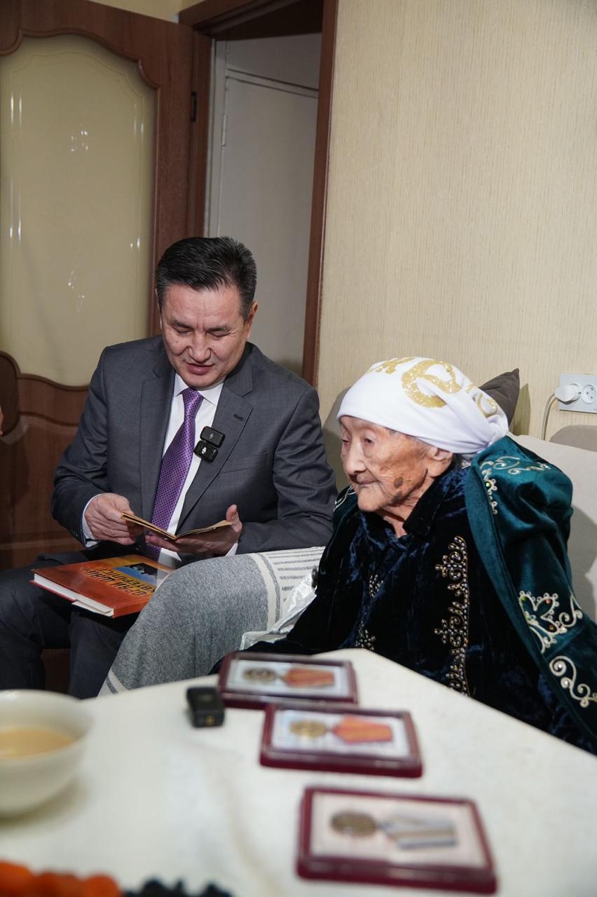 Аймақ басшысы Нұрымбет Сақтағанов тыл еңбеккерін Халықаралық әйелдер күнімен құттықтады